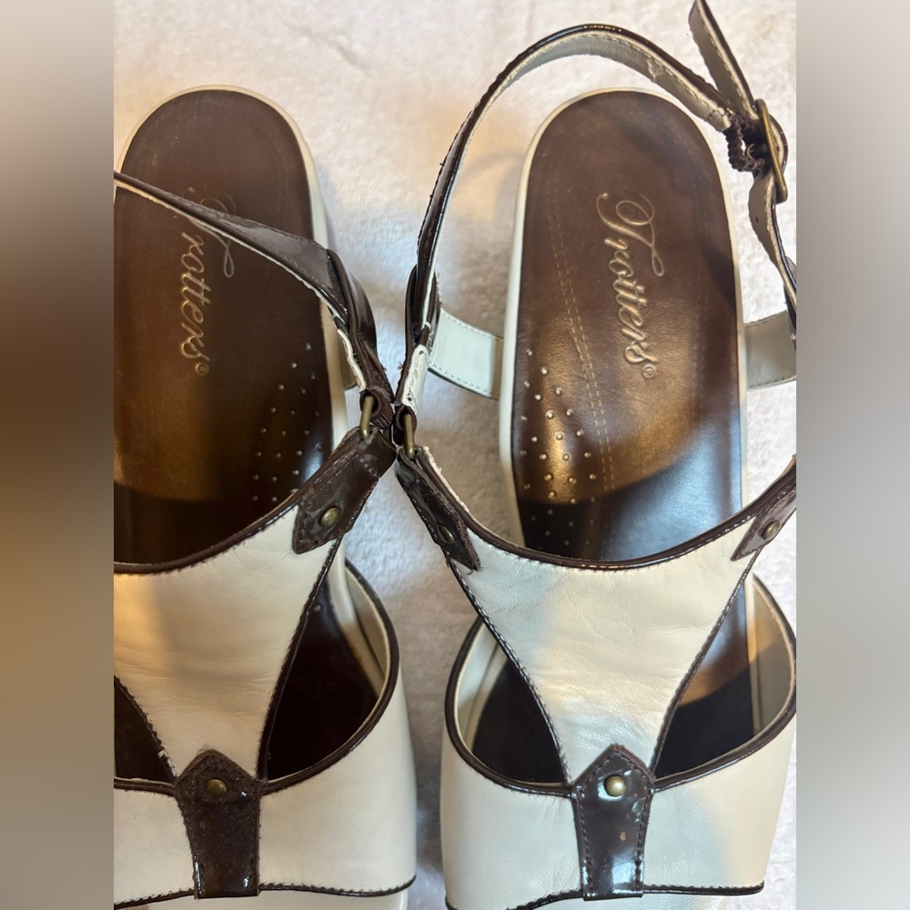 Trotters Two-Tone Sandals | Size 8.5 | Cream & Brown - Picture 5 of 9